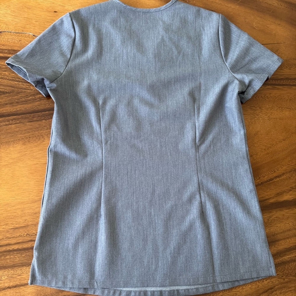 FIGS Gray  V-Neck  Short Sleeve Scrubs Top Size XS - Picture 3 of 3